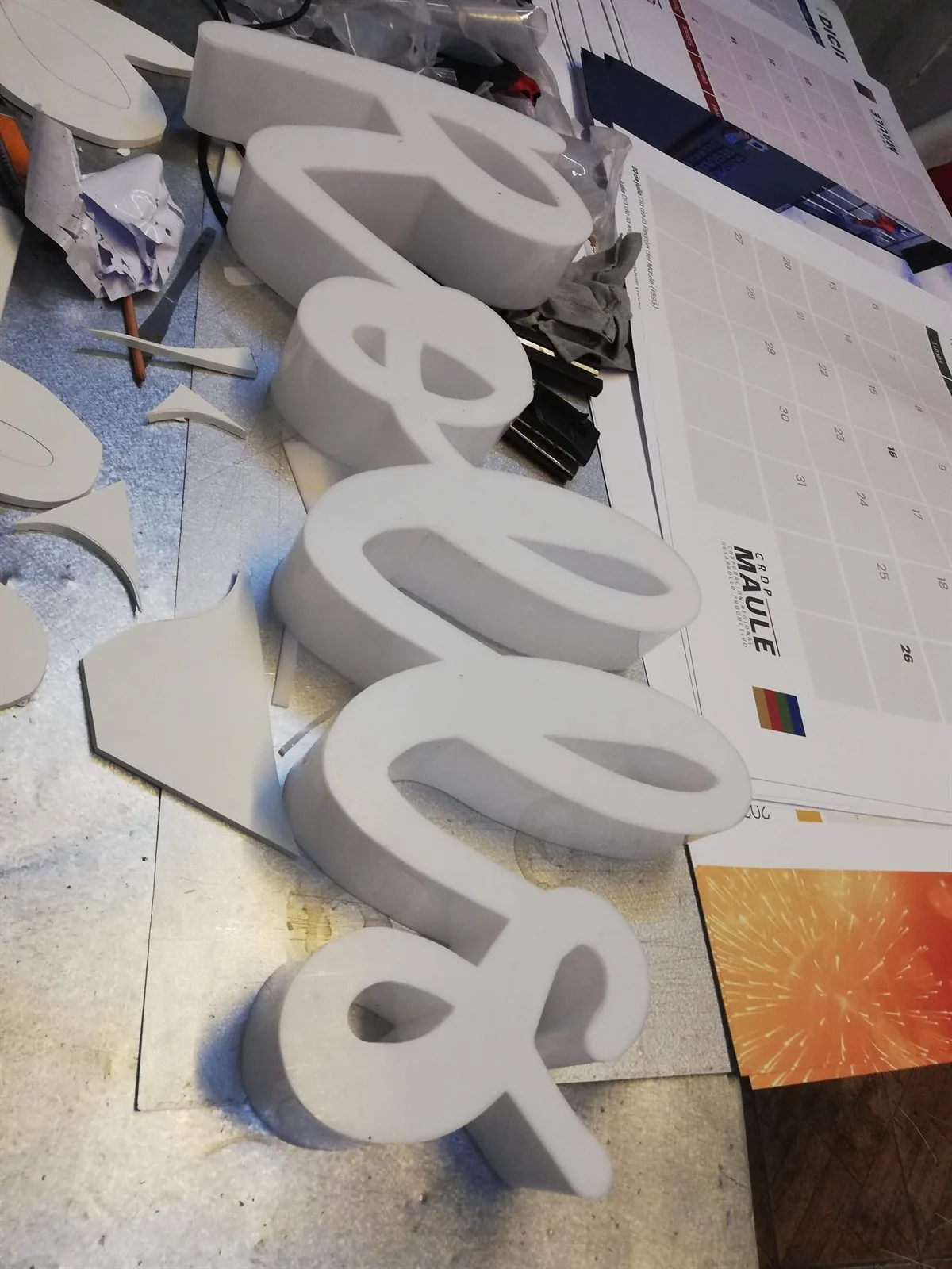 Fabricación artesanal de letras corpóreas en el taller de Dementes Publicidad