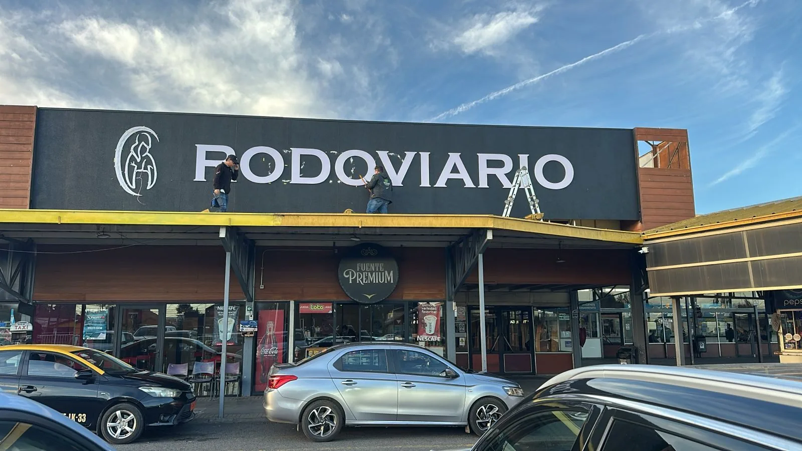 Instalación real de letras volumétricas en fachada — Rodoviario Talca